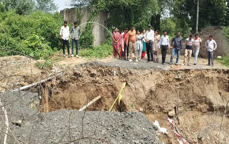 आणंद में मूसलाधार बारिश का कहर: वघासी रोड बहने से खाई बनी, 200 परिवार घरों में कैद