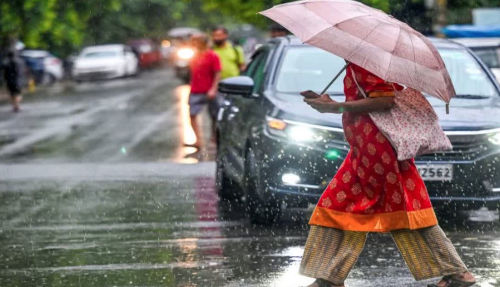 अहमदाबाद में तेज बारिश से जनजीवन बेहाल: 12 घंटे में 3.38 इंच वर्षा, शेला में पानी के बीच फंसी स्कूल बस