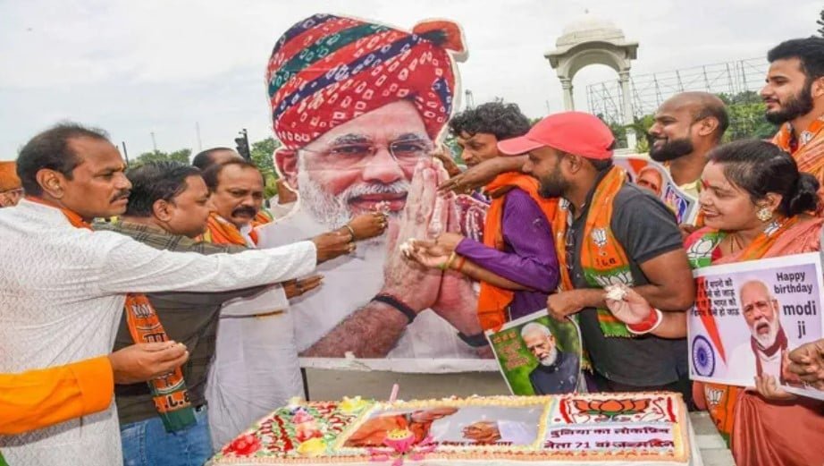पीएम मोदी का 76वां जन्मदिन: 76 किलो का केक, महाआरती और मानव दूध दान