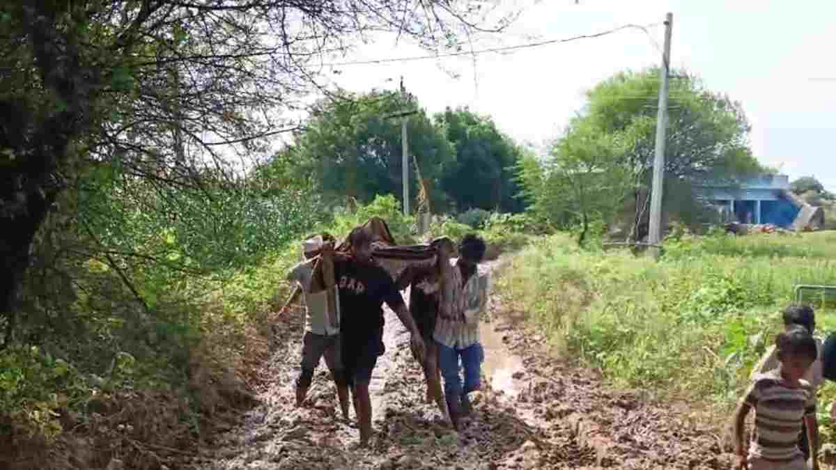 दलदल में फंसा MP का ‘खाट’: सड़क के अभाव में नहीं पहुंची एंबुलेंस, कीचड़ के रास्ते बुजुर्ग को खटिया पर ले गए परिजन