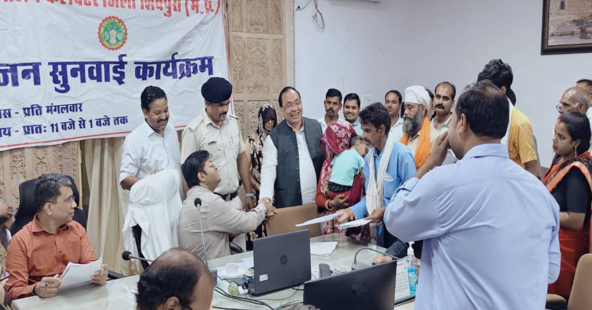 जनसुनवाई में आम और खास के बीच बड़ा अंतर! भाजपा जिलाध्यक्ष के पहुंचते ही कलेक्टर ने छोड़ी कुर्सी, कतार में इंतजार करते रह गए फरियादी