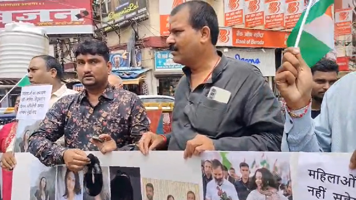 ‘जौहर और शौहर में फर्क नहीं पता’, पटना में स्वरा भास्कर के खिलाफ प्रदर्शन, तस्वीर पर पोती कालिख