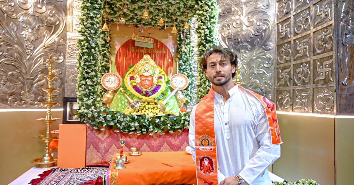 फिल्म अभिनेता टाइगर श्रॉफ ने बागेश्वर सरकार से लिया आशीर्वाद, गणेशोत्सव की पूजा में हुए शामिल