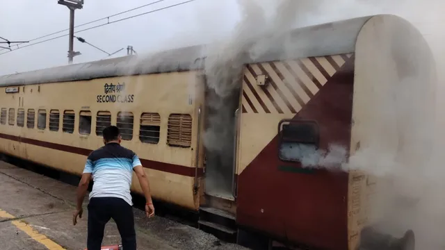 कोडरमा स्टेशन पर पैसेंजर ट्रेन की अंतिम बोगी में लगी आग, मची अफरा-तफरी, समय रहते अलग की गई बोगी