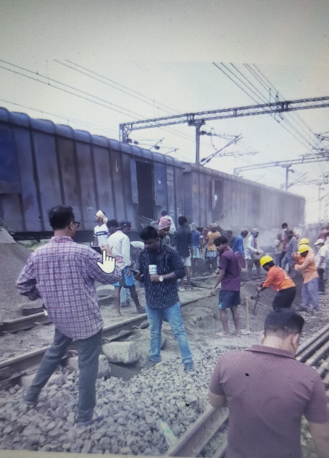 Farakka Railway News: भारी बारिश ने रोकी ट्रेनों की रफ्तार, फरक्का में एक फीट धंसा ट्रैक, कई ट्रेनें लेट, स्टेशनों पर बढ़ी भीड़