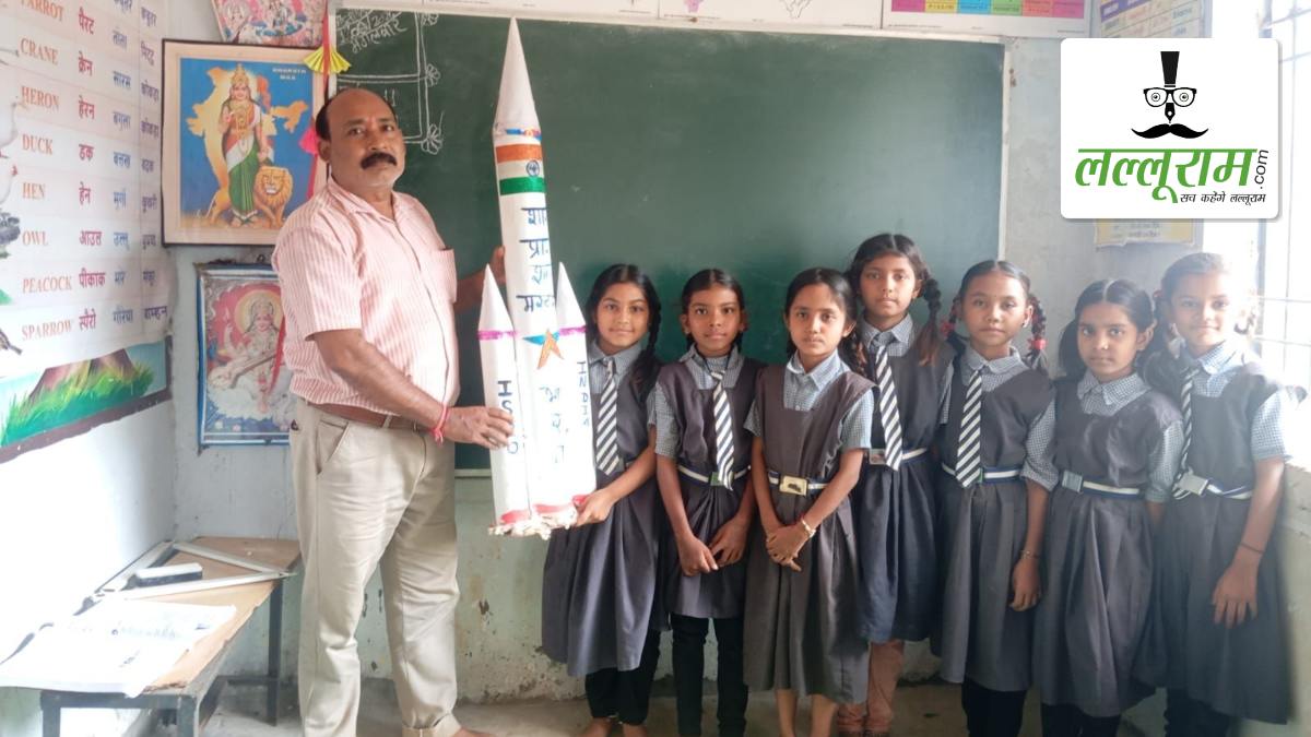 सरकारी स्कूल में नवाचार की मिसाल बने शिक्षक राजेश प्रजापति: खेल और गतिविधियों से पढ़ाई को बनाया रोचक, अब डॉ. बख्शी स्मृति पुरस्कार से होंगे सम्मानित