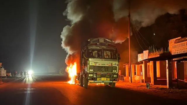 Ramgarh News: लोको चौक के पास सीमेंट लदे 10 चक्का ट्रक में लगी भीषण आग, चालक ने कूदकर बचाई जान