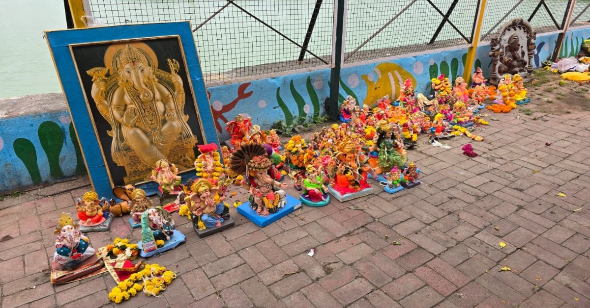 10 दिन जिनकी श्रद्धा से की पूजा, उनका यह कैसा विसर्जन? उज्जैन में सड़क किनारे लावारिस मिलीं सैकड़ों गणेश प्रतिमाएं
