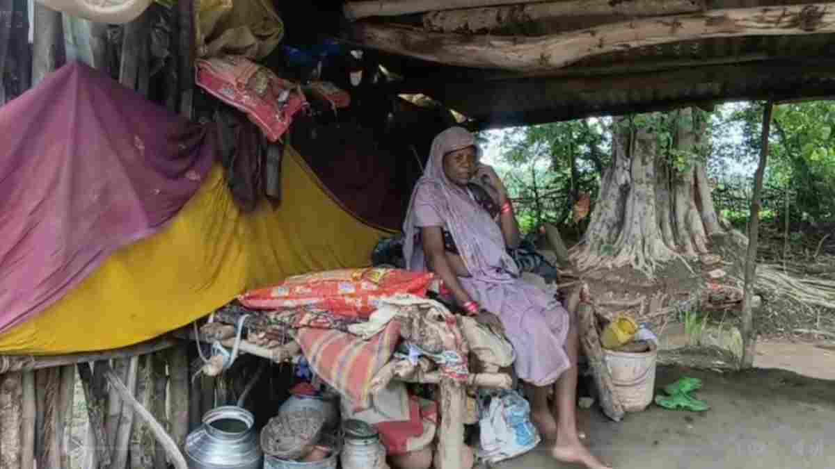 सरकारी दावों की खुली पोल! कच्चा मकान ढहा तो गौशाला के टीन शेड में गुज़र-बसर करने को मजबूर बुजुर्ग आदिवासी महिला, नहीं मिला PM आवास