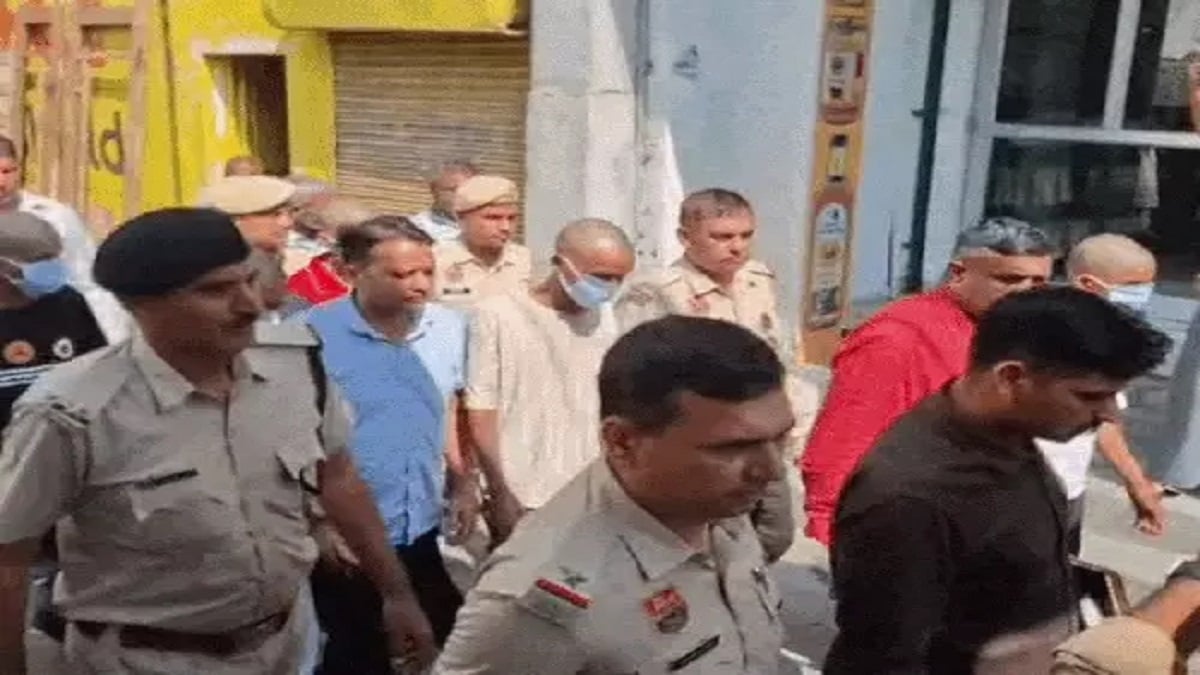 3 लाख की मंथली नहीं दी तो भाइयों पर हमला, वीडियो में हथियार लेकर घर में घुसते दिखे युवक