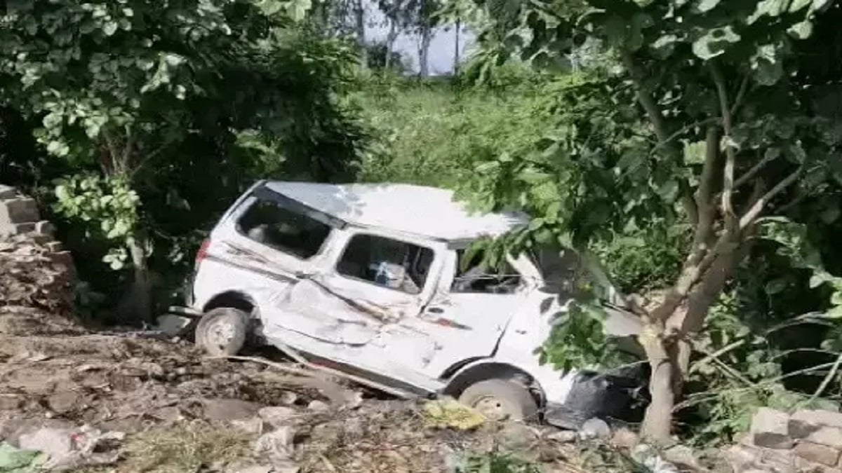 भीषण हादसा: स्पीड ब्रेकर से अनियंत्रित आर्मी ट्रक का टायर फटा, ईको वैन को घसीटते हुए खाई में गिरा!