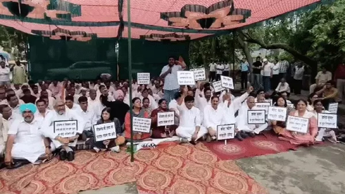 ‘वोट चोरी’ के आरोप में सड़क पर उतरी हरियाणा कांग्रेस:  फूंका पुतला, हुड्डा-सुरजेवाला की अगुवाई में DC ऑफिसों पर जोरदार प्रदर्शन