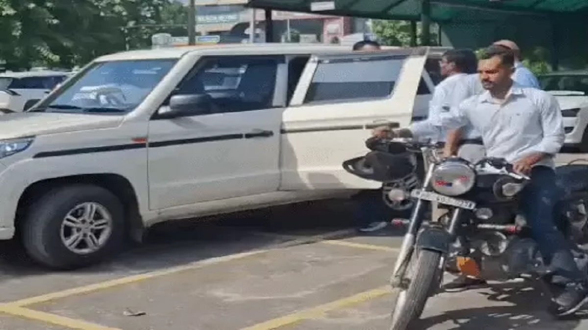प्रॉपर्टी ID में गलती ठीक कराने पहुंचे शख्स से मांगी रिश्वत, केमिकल लगे नोटों ने खोला क्लर्क का राज
