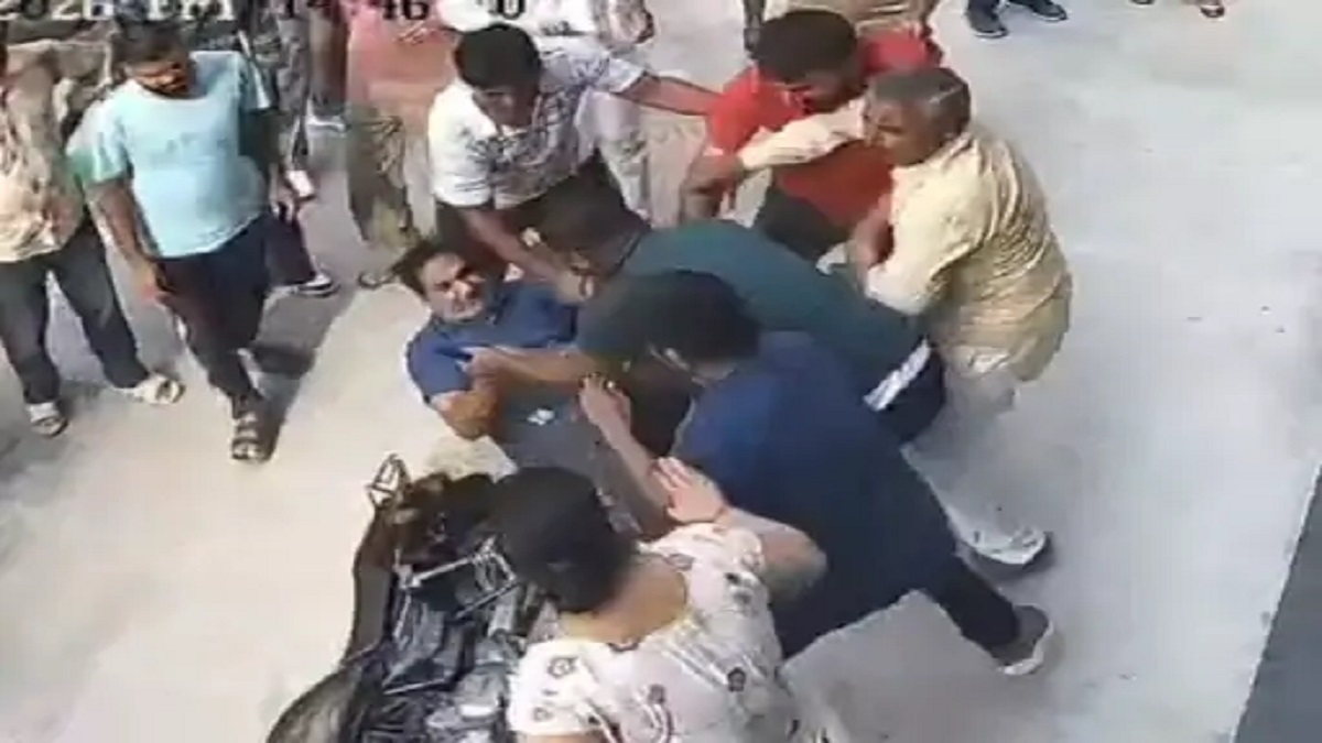 कचरे से शुरू हुआ विवाद, दुकान से सड़क तक भिड़े दुकानदार; CCTV में कैद पूरी मारपीट