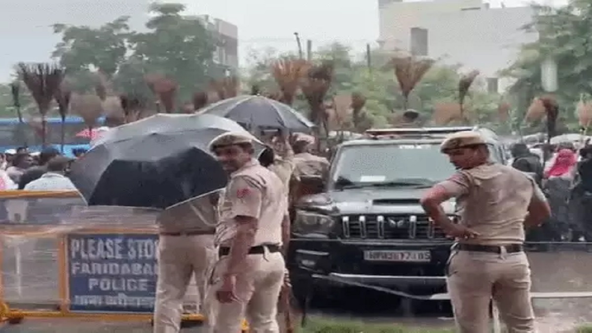 मंत्री के दफ्तर पहुंचे सफाई कर्मचारी, झाड़ू लेकर प्रदर्शन; एस्कॉर्ट गाड़ी पर चढ़े नेता