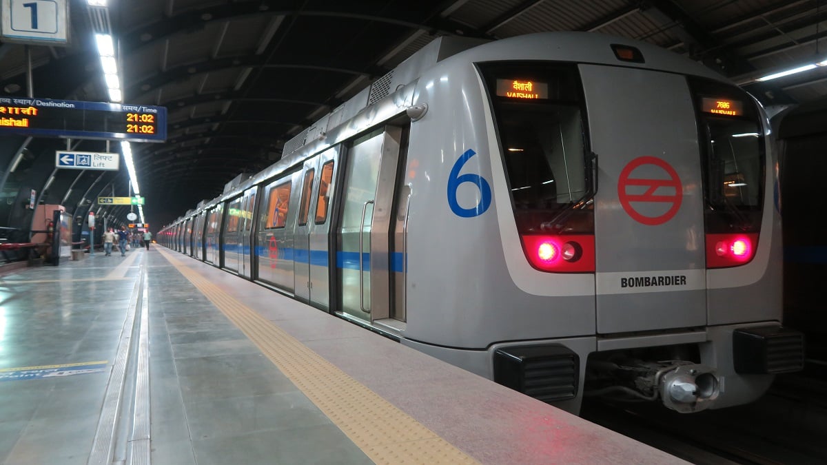 चलती मेट्रो के शीशे पर मोबाइल चिपकाकर बना रहे थे रील, DMRC ने जारी की सख्त चेतावनी, जानें क्या होगी कार्रवाई