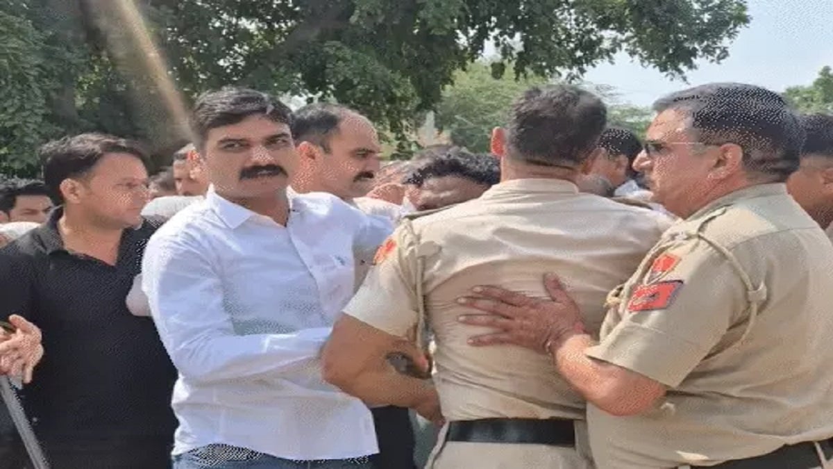 Hisar MC News: सफाई कर्मचारी यूनियन प्रधान सुरेंद्र गोलू गिरफ्तार, BNS और PDPP एक्ट में केस दर्ज