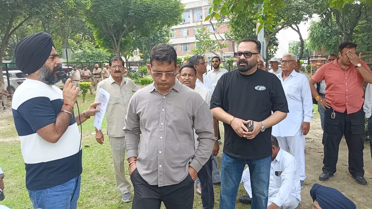 21.33 करोड़ का बिल बकाया, करनाल की अल्फा सिटी में फिर कट सकती है बिजली; डीसी दफ्तर पहुंचे लोग!
