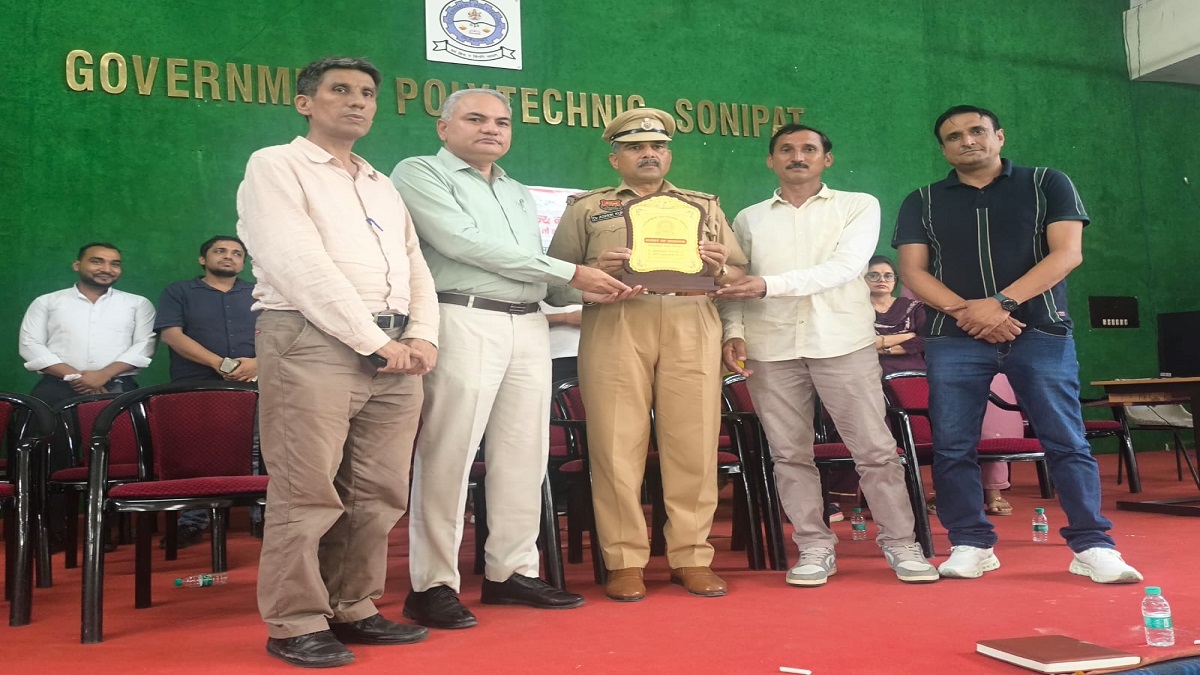 185 बार रक्तदान करने वाले राष्ट्रपति पुरस्कार विजेता अफसर पहुंचे सोनीपत, छात्रों को दी नशा-मुक्ति की अहम सीख