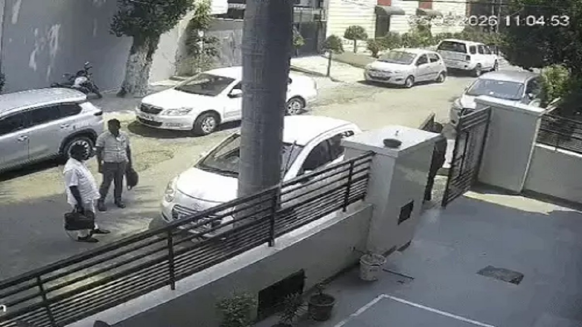 कैंसर का इलाज कराने आए डॉक्टर, सिरिंज दिखाकर 5 लाख ले गए; CCTV में कैद हुए आरोपी