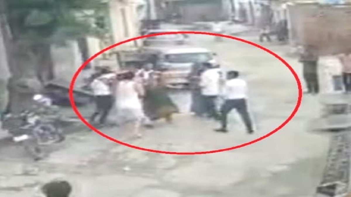 Airforce जवान के बुजुर्ग माता-पिता पर लाठी-डंडों से हमला; CCTV में कैद पूरी वारदात