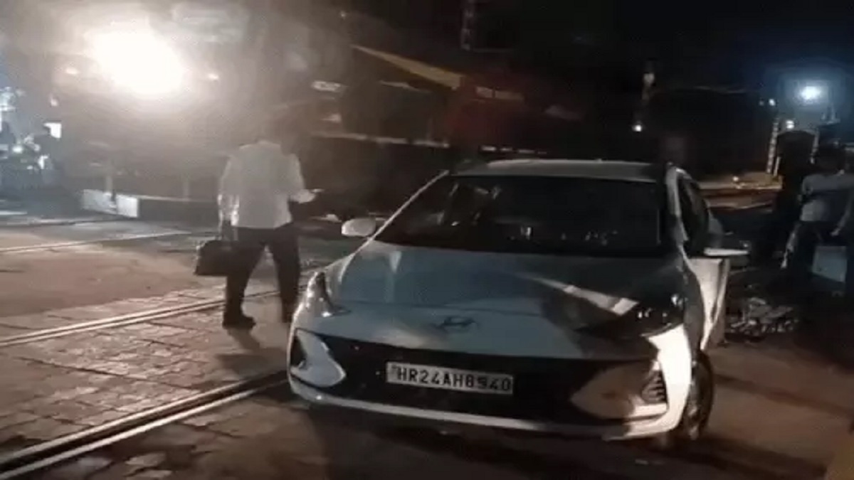 फाटक बंद होते ही रेलवे लाइन पर फंसी कार, ड्राइवर ने मांगा रास्ता; RPF ने ऐसे निकाला
