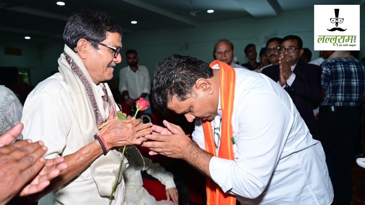 Teachers Day 2026 : डिप्टी CM विजय शर्मा ने अपने शिक्षकों के पैर छुकर लिया आशीर्वाद