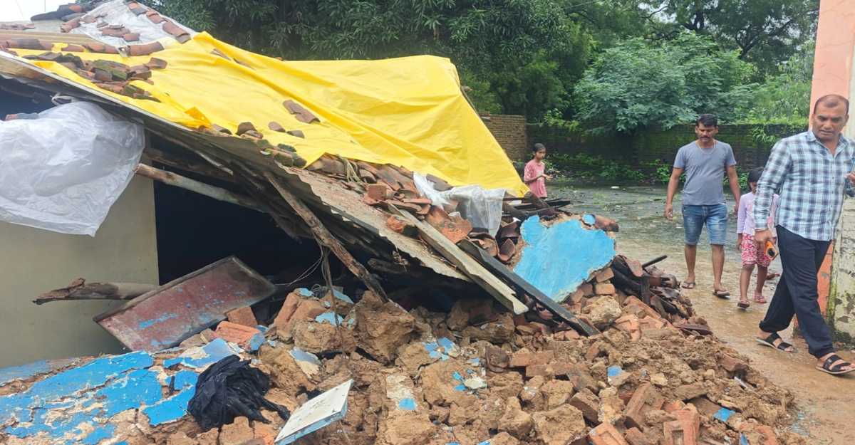 बारिश बनी आफत: सोते परिवार पर भरभराकर गिरा खपड़ैल मकान, मलबे में दबे पति-पत्नी और मासूम बच्ची
