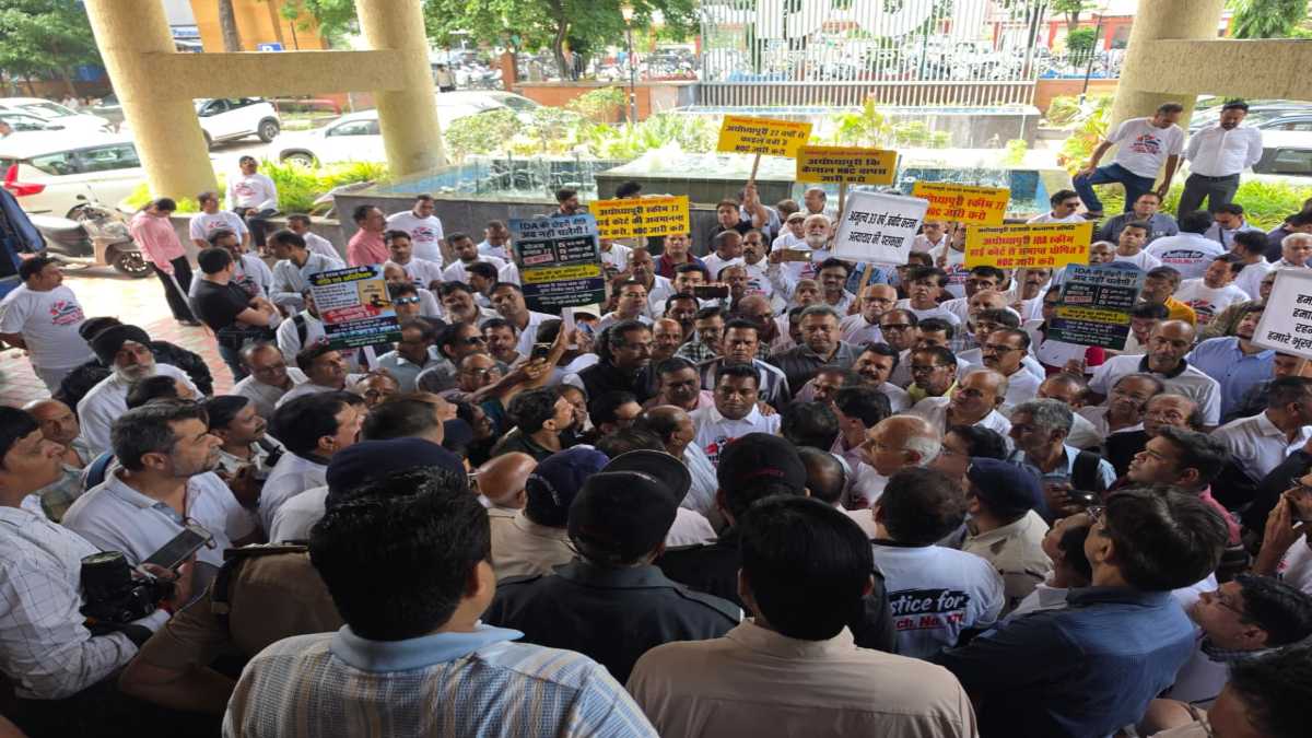 33 साल से IDA की योजना में फंसे प्लॉट! पुष्प विहार के रहवासियों का फूटा गुस्सा, बोले- राशि जमा करा ली, अब मुक्ति क्यों नहीं? पीड़ितों ने किया हनुमान चालीसा का पाठ