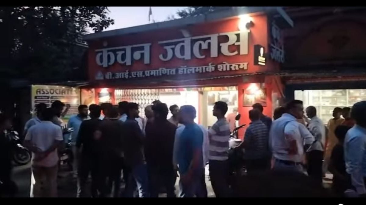 दिनदहाड़े सनसनीखेज डकैती: कंचन ज्वेलर्स से आधा किलो सोना और ढाई लाख कैश लूटे, संचालक पर हमला, कर्मचारी को लगी गोली
