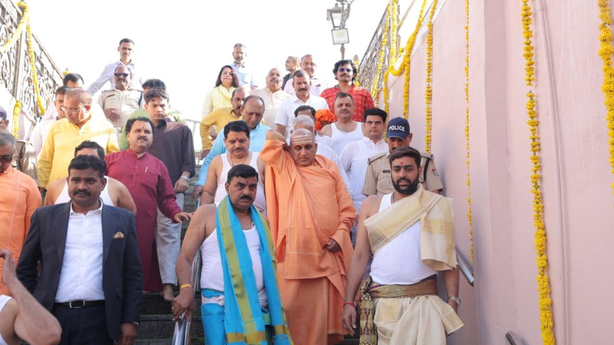 भगवान महाकाल के दरबार पहुंचे स्वामी अवधेशानंद गिरिः दर्शन के बाद मंदिर समिति और प्रशासन की व्यवस्थाओं को सराहा