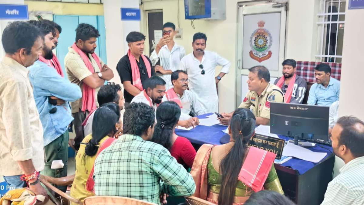 शहीद वीर नारायण सिंह के स्मारक को फ्लेक्स से ढका, जोहार छत्तीसगढ़ पार्टी ने जताई आपत्ति, थाने पहुंचकर की FIR की मांग