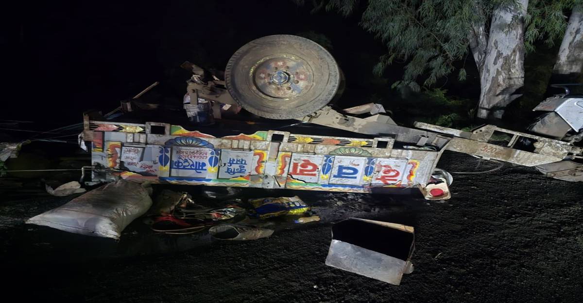 MP सड़क हादसे में 2 मौतः ट्रक ने ट्रैक्टर-ट्रॉली को मारी टक्कर, महिला व बच्ची की मौत, कई लोग घायल