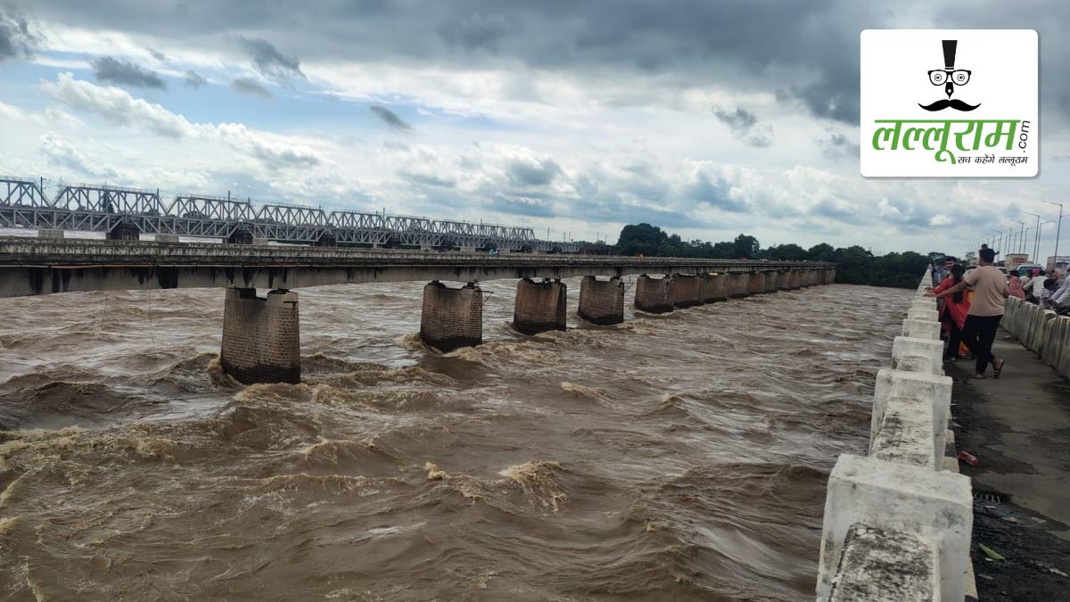 महासमुंद में बारिश से बिगड़े हालात, महानदी का जलस्तर बढ़ा: 3 दर्जन गांव अलर्ट पर, बम्हनी में पानी से घिरी शराब दुकान से 2 सुरक्षाकर्मियों का रेस्क्यू