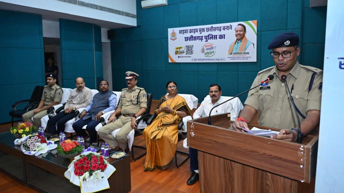 IGKV में साइबर जागृति अभियान के तहत कार्यशाला का आयोजन: पुलिस ने छात्रों को फर्जी कॉल, OTP फ्रॉड और डिजिटल अरेस्ट से बचाव के बताए तरीके, मंत्री नेताम बतौर मुख्य अतिथि हुए शामिल