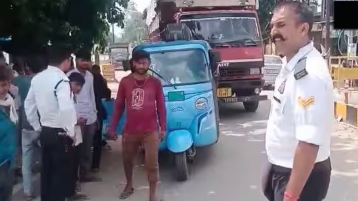योगी की ट्रैफिक पुलिस पर रिश्वत मांगने का आरोप, टेंपो चालक ने बनाया वीडियो