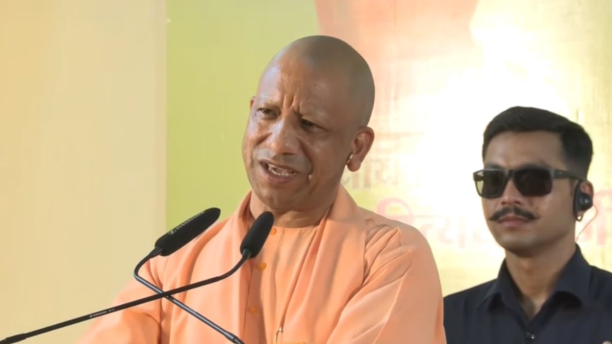 गोरखपुर में CM योगी ने रवि किशन की ली चुटकी, बोले- बेटियां आगे थीं तो संकोच में भाषण पूरा नहीं दे पाए