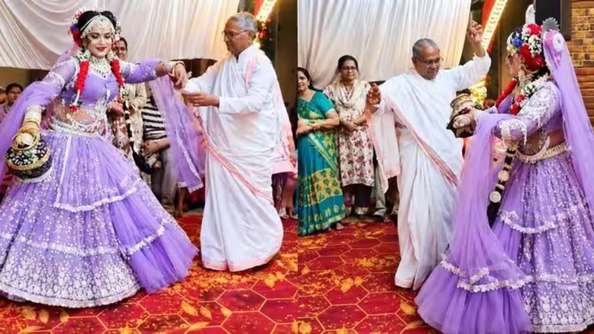 राधा-कृष्ण के भजन पर झूमीं मंत्री गुलाब देवी, कलाकारों संग किया डांस; वीडियो वायरल