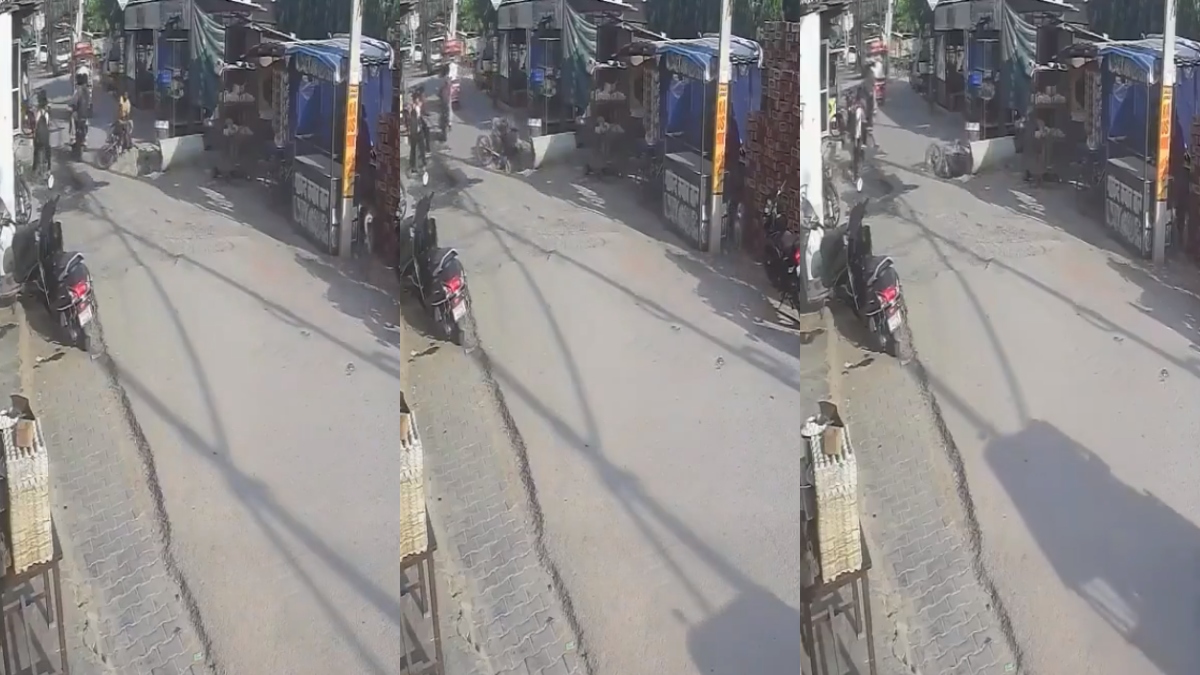 मेरठ में सड़क पर मौत का गड्ढा! बाइक समेत धंसा युवक, बाल-बाल बची जान
