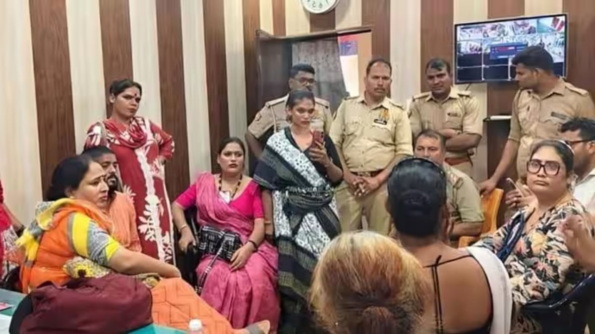 गोरखपुर में अचानक 400 किन्नर पहुंचे गए थाने, हंगामे के बाद बुुलानी पड़ी फोर्स