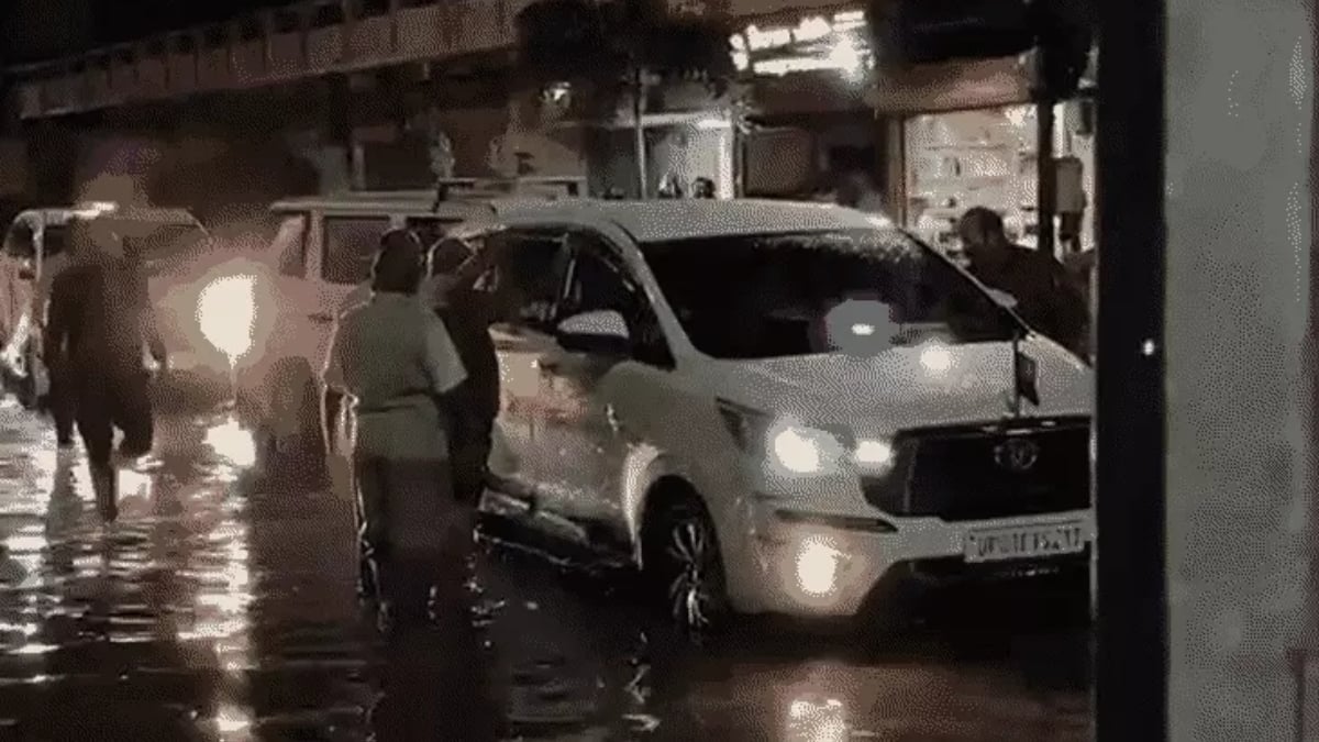 ‘BJP को वोट दो, पानी में नहाते रहो’, गोरखपुर में जलभराव पर गुस्सा, व्यापारियों ने पूछा- ये स्पेन है?