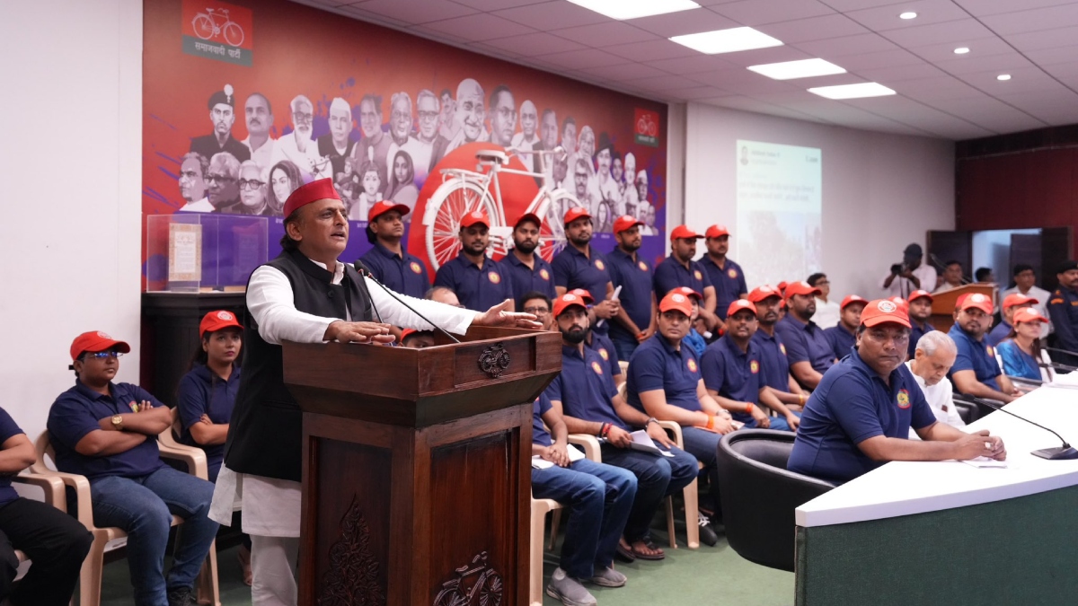 अखिलेश ने लॉन्च की छात्रसभा की नई ड्रेस, नीली टी-शर्ट-जींस और लाल टोपी में दिखेंगे कार्यकर्ता