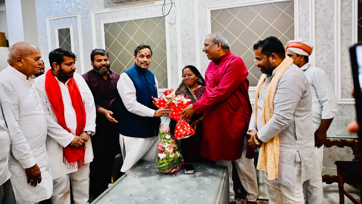 बागी तेवर दिखाने वाले मंत्री संजय निषाद से मिले विनोद तावड़े, राधा मोहन दास से भी मुलाकात; बढ़ी सियासी हलचल