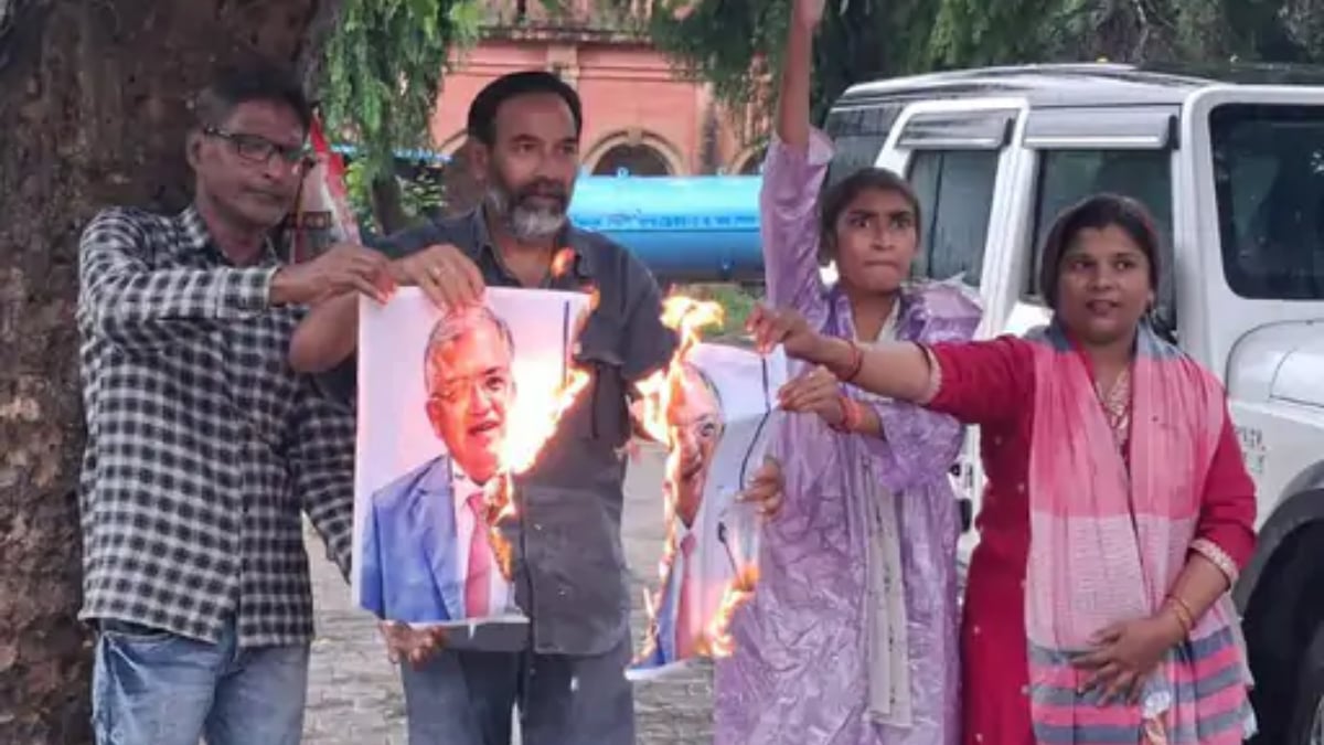 प्रयागराज में CEC ज्ञानेश कुमार के खिलाफ कांग्रेस का हल्ला बोल, गांधी प्रतिमा से कलेक्ट्रेट तक मार्च