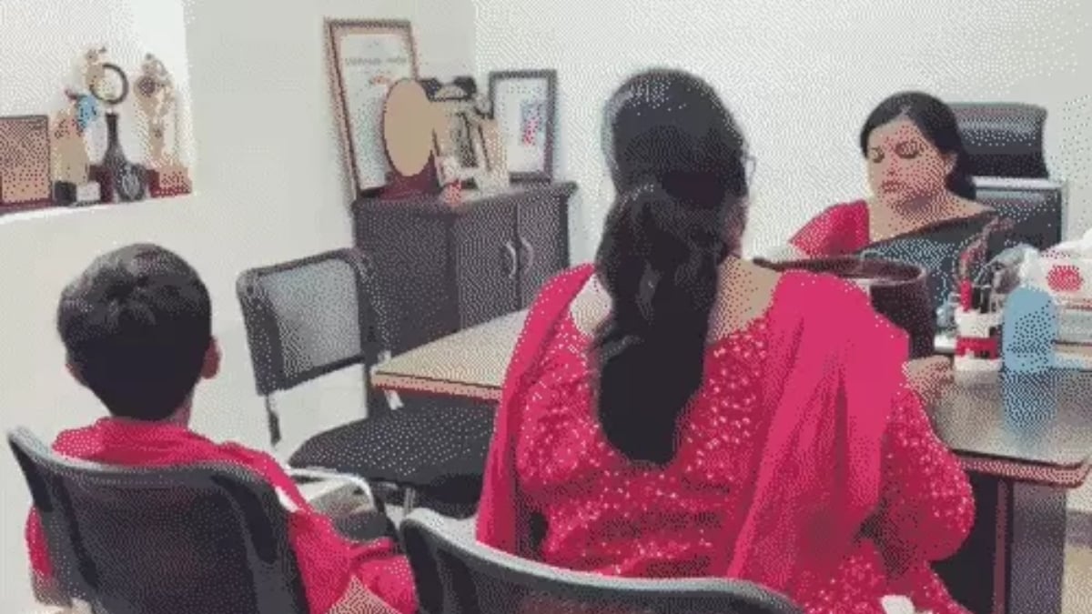 मोबाइल की लत से बिगड़ा बच्चे का व्यवहार, बहन को किया न्यूड, स्कूल ने काटा नाम
