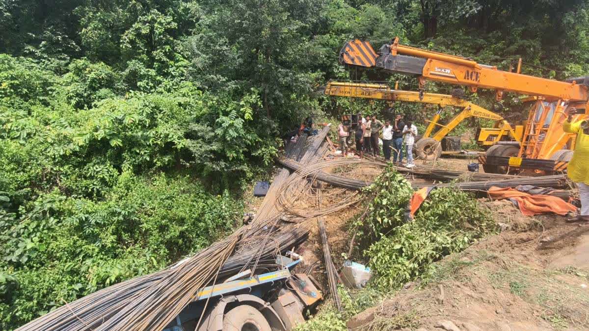 Ramgarh Accident: चुट्टूपालू घाटी में 20 फीट गड्ढे में गिरा सरिया लदा ट्रेलर, दो की मौत, लगातार हादसों से उठे सुरक्षा पर सवाल