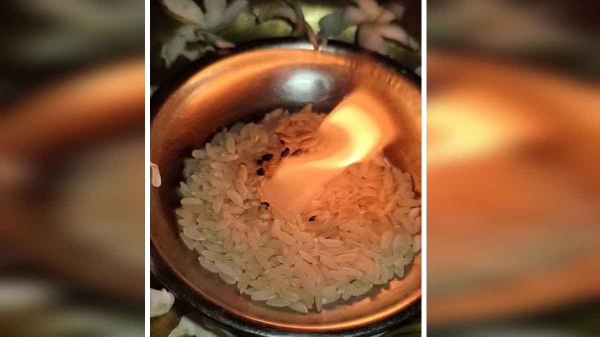 व्यापार और नौकरी में आ रही रुकावटें, तो मंगलवार और शनिवार को मुख्य द्वार पर करें चावल और कपूर का यह उपाय…