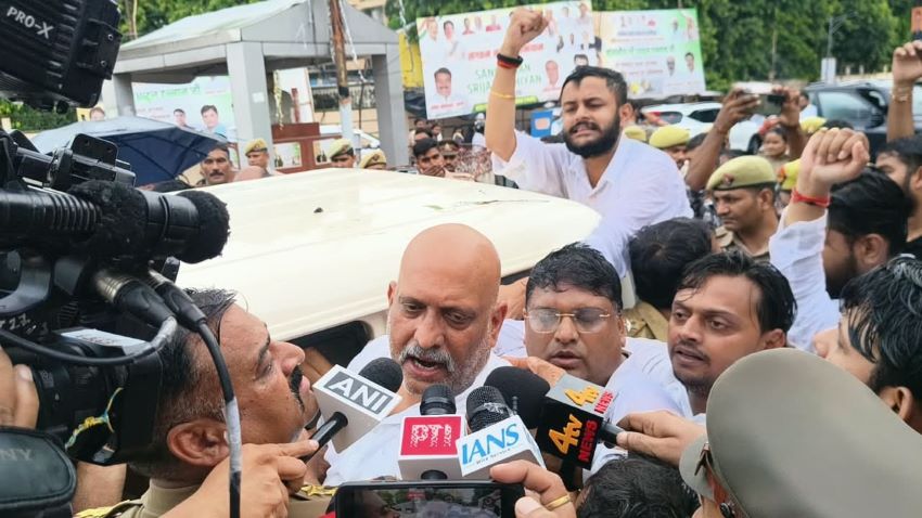 हाई-वोल्टेज ड्रामा: सहारनपुर रवाना होते ही हिरासत में लिए गए अजय राय, बोले- लाठी-डंडों से नहीं रुकने वाला हमारा संघर्ष