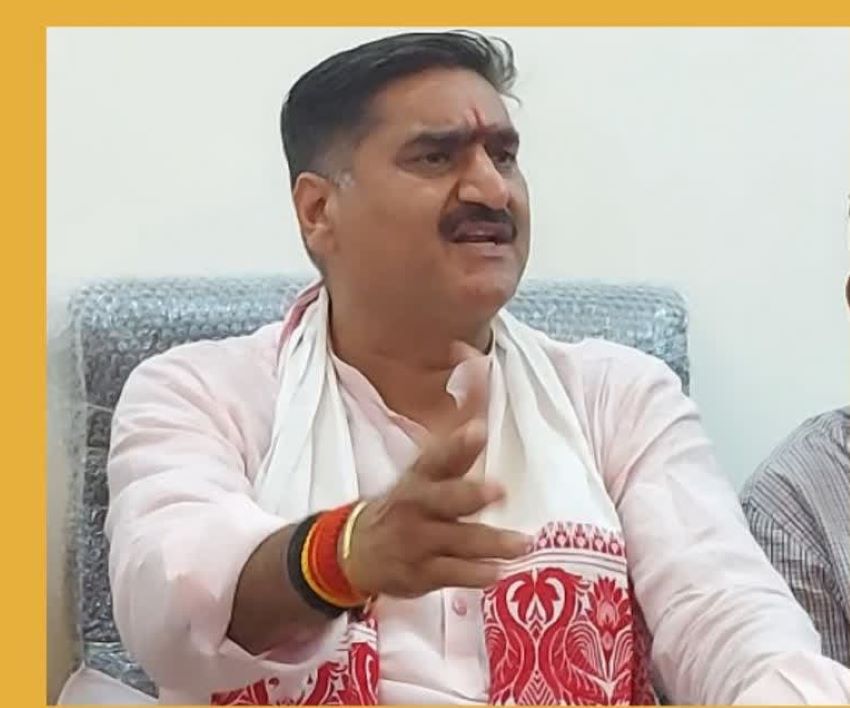 सांसद के नाम से महिलाओं को किया जा रहा था फॉलो! अलीगढ़ MP सतीश गौतम की फर्जी इंस्टाग्राम आईडी पर मचा हड़कंप