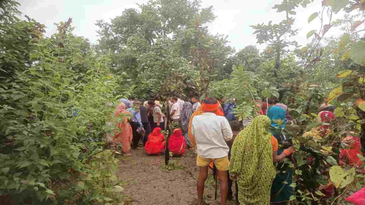 गणेश विसर्जन के लिए निकला था युवक, दो दिन बाद झाड़ियों में मिला शव, संदेही से पूछताछ में जुटी पुलिस